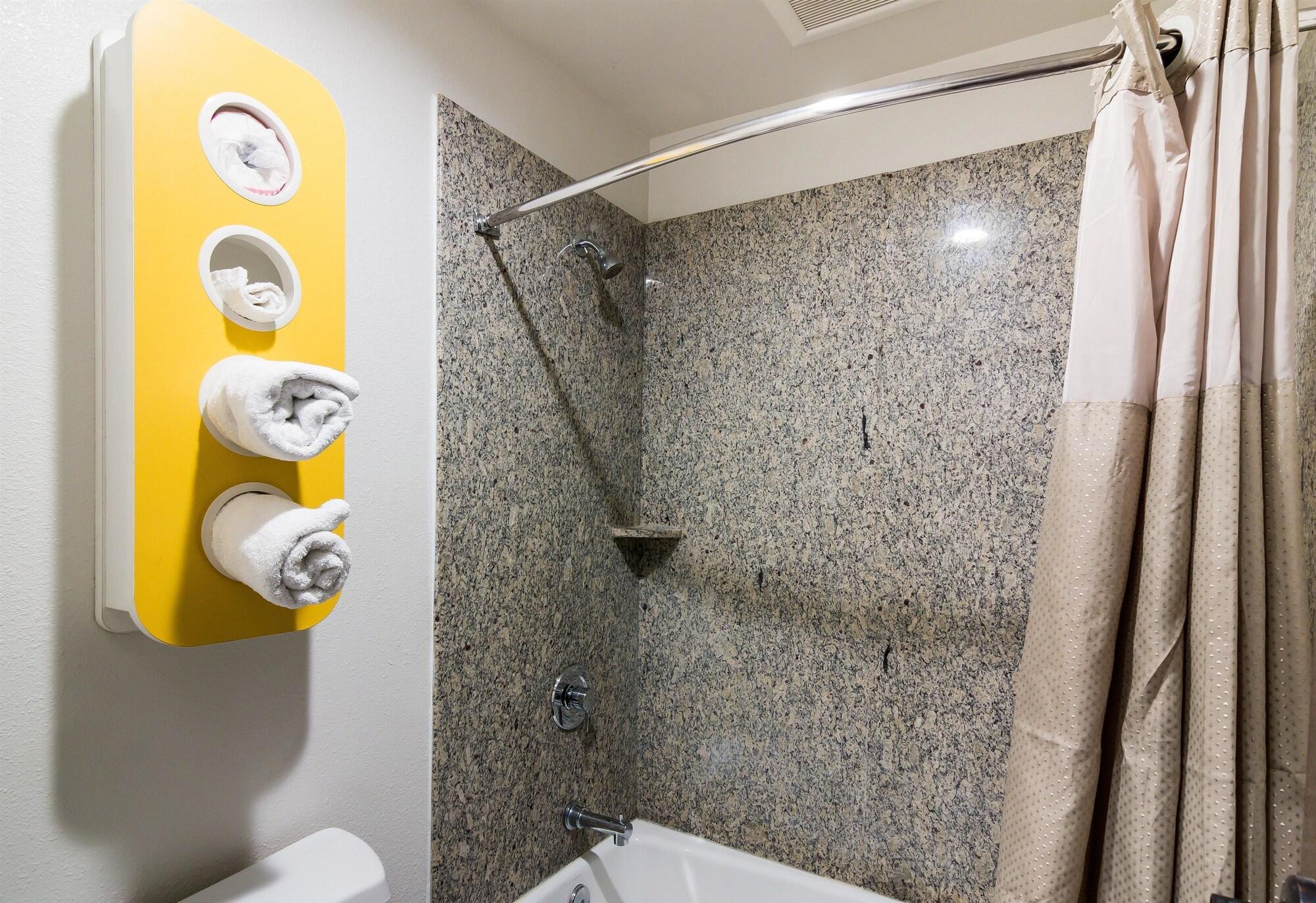 Hotel 6-south El Monte, Ca - Angeles